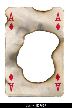 Brennen Sie Loch im alten schmutzigen Spielkarte Ass Diamanten Papierhintergrund. Isoliert auf weiss Stockfoto