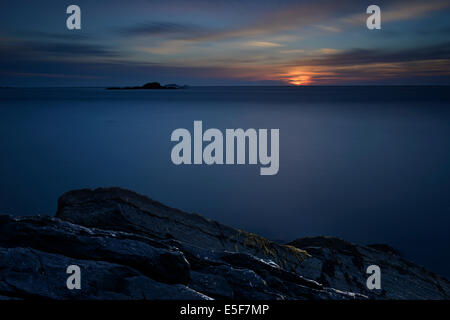 Sonnenuntergang mit Blick auf die Schären in der Nähe von St Davids und Ramsey Island, Pembrokeshire, Wales Stockfoto