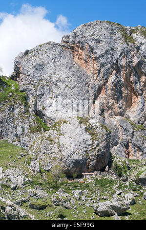 Einem entfernten Gebäude Zuflucht unter einem überhängenden Felsvorsprung in der Nähe von See Ercina, Nationalpark Picos de Europa Asturien, Spanien Stockfoto