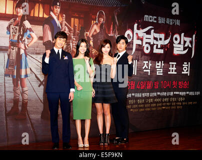 Jung-Il-Woo, Seo ja-Ji, Sung-Hee Ko und Yunho(Dongbangsinki), 29. Juli 2014: (L-R) südkoreanische Schauspieler Jung Il-woo, Seo ja-Ji, Ko Sung-Hee und Yun-ho Pose während einer Präsentation ihrer neuen Drama "The Nachtwächter Journal" in Seoul, Südkorea. © Lee Jae-Won/AFLO/Alamy Live-Nachrichten Stockfoto