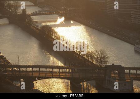 Frankreich, ile de france, paris 7e, Tour eiffel, vue depuis le 2e etage, seine, pont de bir hakeim, Metro eyrien, Stockfoto