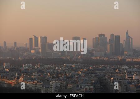 Frankreich, ile de france, paris 7e, Tour eiffel, vue depuis le 2e etage, vers la Defence, toits, Stockfoto