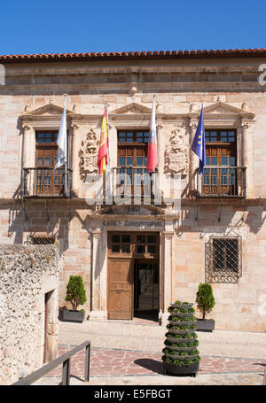 Rathaus San Vicente De La Barquera, Kantabrien, Nord-Spanien, Europa Stockfoto