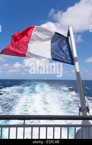 Französische Flagge oder Tricolour fliegen am Heck eines Schiffes Stockfoto