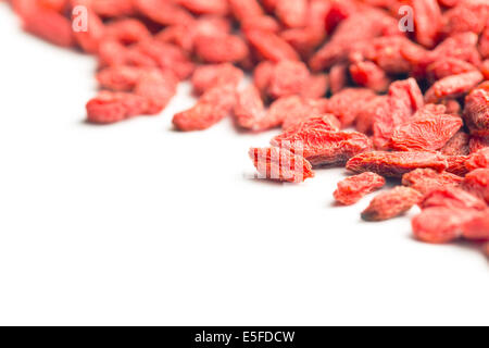 getrockneten Gojibeeren auf weißem Hintergrund Stockfoto