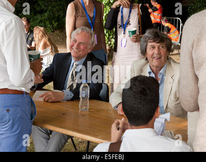 Professor Richard Dawkins und Herrn Melvyn Bragg Unterzeichnung ihre Bücher auf dem Festival Holt in Norfolk England am 27. Juli 2014 Stockfoto