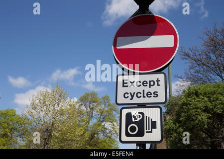 Kein Eintrag Zeichen, mit Ausnahme von Zyklen, cctv Kamera Warnschild. Stockfoto