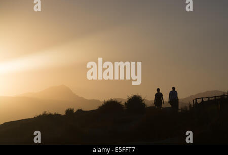 Sonnenuntergang paar Fuß. Paare, die in Es Carnatge bei Sommer Sonnenuntergang. Mallorca, Balearen, Spanien. Stockfoto