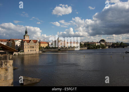 Blick von der Karlsbrücke entfernt über den Fluss Vitava in Prag, Tschechische Republik Stockfoto