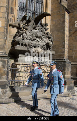 Zeremonielle Garde in der königlichen Burg in Prag, Tschechische Republik Stockfoto