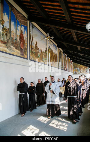 Tuscany La Verna (AR): Korridor der Stigmata: Prozession der Mönche Stockfoto