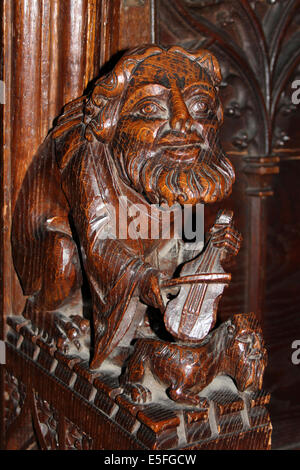 Mittelalterliche Carving In Chester Kathedrale von einem halben Mann halb Hund Musiker mit Geige Stockfoto