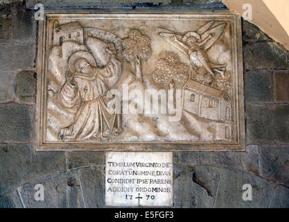 La Verna Tuscany: Eingang zum St. Maria von den Engeln: Basrelief zeigt Saint Francis empfangen die "Stigmata" Stockfoto