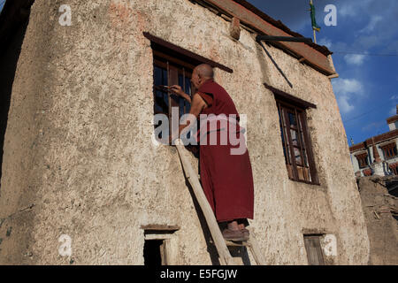 Ein Mönch am Kloster von Lamayuru in Ladakha Malerei Stockfoto