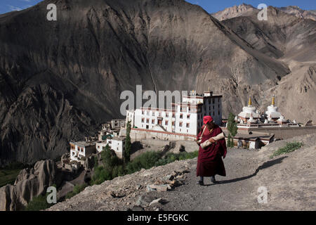 Ein Mönch im Kloster Lamayuru in Ladakha Stockfoto