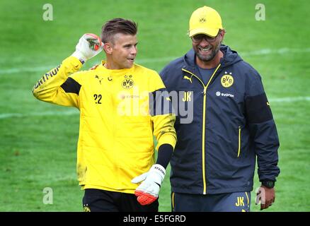 Bad Ragaz, Schweiz. 30. Juli 2014. Dortmunds Trainer Juergen Klopp und Torwart Mitchell Langerak sprechen während einer Trainingseinheit in Bad Ragaz, Schweiz, 30. Juli 2014. Vorentscheidendes Fußballverein Borussia Dortmund hält ein Trainingslager in Bad Ragaz zur Vorbereitung der kommenden Saison 2014/2015. Foto: KARL-JOSEF HILDENBRAND/Dpa/Alamy Live News Stockfoto