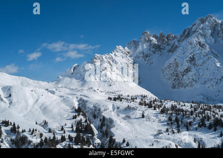 Berge mit Schnee in Gesamte10, Alpen, Italien Stockfoto