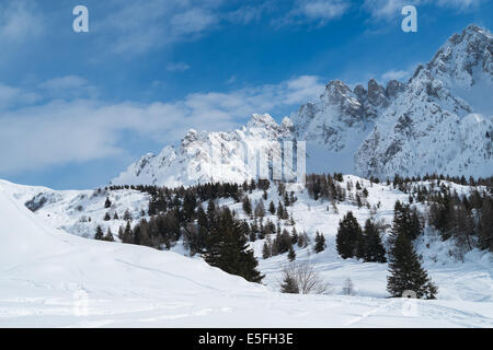 Berge mit Schnee in Gesamte10, Alpen, Italien Stockfoto