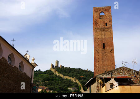 Mittelalterliche Stadt Noli mit Familie Tower und City Wall mit Ruine der Burg, Ligurien, Golf von Ponente, Italien Stockfoto