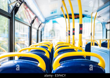 Leere Sitze auf Knopfdruck London Bus und Haltestelle für immer aus. Stockfoto