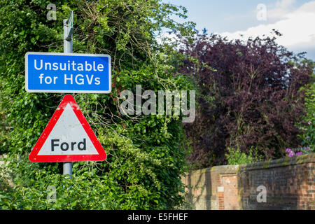 Ein Warnzeichen für einen herannahenden Ford, besagt, dass es nicht für LKW geeignet ist. Redbourn, UK. Stockfoto