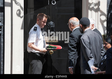 Downing Street, London, UK. 30. Juli 2014. Keith Vaz, MP für Leicester Ost zusammen mit muslimischen Führern, die hand in einem palästinensischen Frieden Flagge 10 Downing Street. Die Flagge wurde von Hunderten der Unterzeichner verurteilt Gewalt in Palästina und Unterstützung von Frieden, Freiheit und Gerechtigkeit für die palästinensischen und israelischen Menschen unterzeichnet. Im Bild: KEITH VAZ MP mit der Flagge. Bildnachweis: Lee Thomas/Alamy Live-Nachrichten Stockfoto