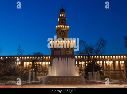 Schloss Sforzesco bei Nacht in Mailand, Italien Stockfoto