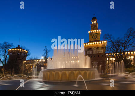 Schloss Sforzesco bei Nacht in Mailand, Italien Stockfoto