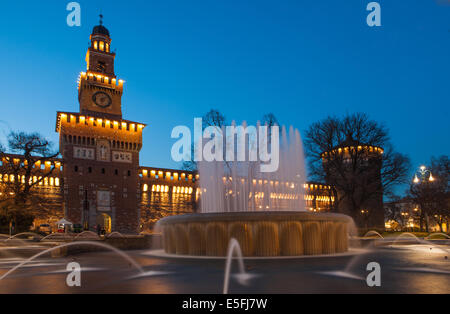 Schloss Sforzesco bei Nacht in Mailand, Italien Stockfoto