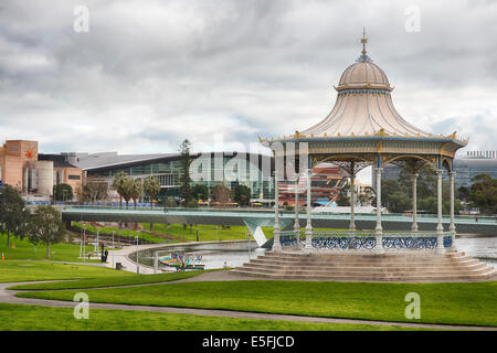 Die reich verzierten Elder Park Rotunde flankiert von River Torrens und Adelaide Convention Centre Stockfoto