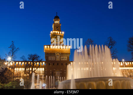 Schloss Sforzesco bei Nacht in Mailand, Italien Stockfoto