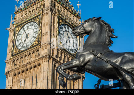 Boadicea Statue Pferd auf Westminster Bridge und Big Ben in London Stockfoto