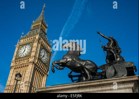 Statue der Königin Boadicea mit Pferden und Wagen von Thomas Thornycroft auf Westminster Bridge und Big Ben in London Stockfoto