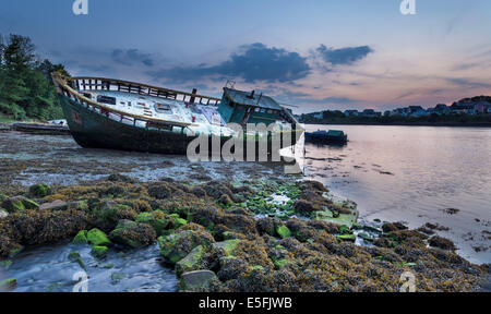 Alte verlassene hölzernen Fischkutter am Ufer ausruhen Stockfoto