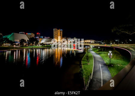 Eine Nacht Blick auf der neuen Fussgängerbrücke Flussufer erstreckt sich über die malerischen River Torrens in der zentralen Innenstadt von Adelaide, South Australia. Stockfoto