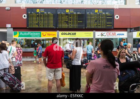 Warten im Ankunftsbereich des Flughafen Tenerife Sur für Reisende durch kommen. Kanarische Inseln, Spanien. Stockfoto