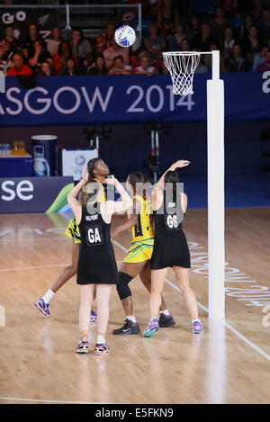 SECC, Glasgow, Schottland, Großbritannien, Mittwoch, Juli 2014. Neuseeland GA Ellen Halpenny schießt für das Tor in der Gruppe EIN Vorläufiges Netball-Spiel gegen Jamaika bei den Glasgow 2014 Commonwealth Games Stockfoto