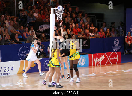 SECC, Glasgow, Schottland, Großbritannien, Mittwoch, Juli 2014. Jamaika GS Jhaniele Reid schießt bei den Commonwealth Games 2014 in Glasgow für das Tor in der Gruppe EIN vorbereitliches Netball-Spiel gegen Neuseeland Stockfoto