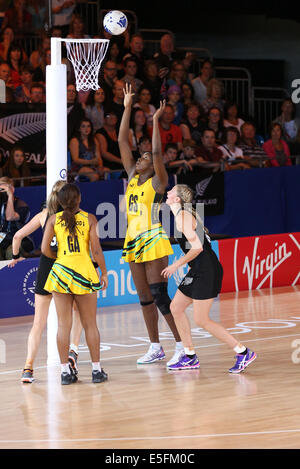 SECC, Glasgow, Schottland, Großbritannien, Mittwoch, Juli 2014. Jamaika GS Jhaniele Reid schießt bei den Commonwealth Games 2014 in Glasgow für das Tor in der Gruppe EIN vorbereitliches Netball-Spiel gegen Neuseeland Stockfoto