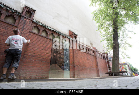 Berlin, Deutschland. 30. Juli 2014. Namen der ermordeten jüdischen Waisenkinder sind in eine Mauer des ehemaligen jüdischen Waisenhauses von Baruch Auerbach an der Schoenhauser Allee in Berlin, Deutschland, 30. Juli 2014 eingraviert. Die Wand soll die Erinnerung an das Waisenhaus am Leben zu halten. Foto: Jörg Carstensen/Dpa/Alamy Live News Stockfoto