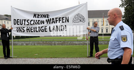 Berlin, Deutschland. 30. Juli 2014. Demonstranten protestieren mit einem Banner lesen "Keine deutschen Waffen ins Heilige Land!" gegen den Export von deutschen Waffen in dem Heilige Land vor Schloss Bellevue in Berlin, Deutschland, 30. Juli 2014. Die Veranstaltung wurde von der deutsch-arabischen Gesellschaft. Foto: Wolfgang Kumm/Dpa/Alamy Live News Stockfoto