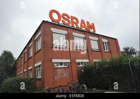 Berlin, Deutschland. 30. Juli 2014. Das Firmenlogo der Lichthersteller Osram wird auf ein Gebäude im Osram-Werk in Berlin, Deutschland, 30. Juli 2014 gesehen. Die Firma Personalabbau führen Entlassungen. Foto: PAUL ZINKEN/Dpa/Alamy Live News Stockfoto