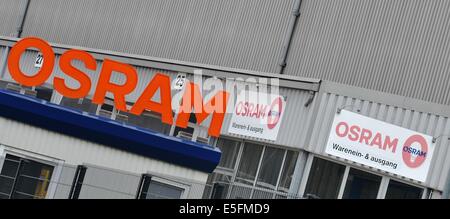 Berlin, Deutschland. 30. Juli 2014. Das Firmenlogo der Lichthersteller Osram wird auf ein Gebäude im Osram-Werk in Berlin, Deutschland, 30. Juli 2014 gesehen. Die Firma Personalabbau führen Entlassungen. Foto: PAUL ZINKEN/Dpa/Alamy Live News Stockfoto