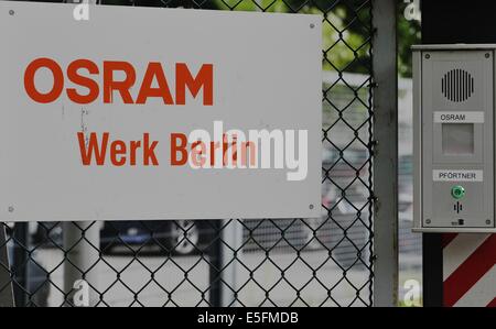 Berlin, Deutschland. 30. Juli 2014. Das Firmenlogo der Lichthersteller Osram ist auf einem Schild im Osram-Werk in Berlin, Deutschland, 30. Juli 2014 gesehen. Die Firma Personalabbau führen Entlassungen. Foto: PAUL ZINKEN/Dpa/Alamy Live News Stockfoto