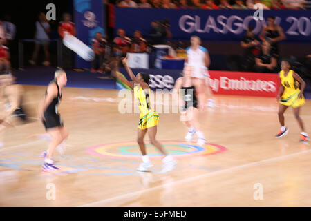 SECC, Glasgow, Schottland, Großbritannien, Mittwoch, 30. Juli 2014.das Team Jamaica GA übergibt den Ball während ihres Group A Preliminary Netball Match und verliert 50-42 gegen Neuseeland bei den Glasgow Commonwealth Games 2014 Stockfoto