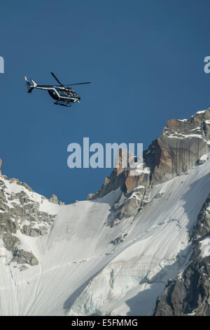 Hubschrauber der Polizei auf der Flucht vor den Mont Blanc-Massivs, Chamonix-Mont-Blanc, Haute Savoie, Rhône-Alpes Stockfoto