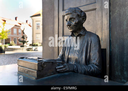 Das Kinderbuch Autorin Astrid Lindgren in ihrem Büro bei ihrer Schreibmaschine, Bronze-Statue von Marie-Louise Ekman Stockfoto