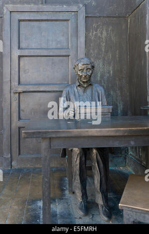 Das Kinderbuch Autorin Astrid Lindgren in ihrem Büro bei ihrer Schreibmaschine, Bronze-Statue von Marie-Louise Ekman Stockfoto