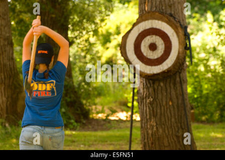 Axt werfen, Linn County Logger Jamboree, Linn County Pioneer Picknick, Brownsville, Oregon Stockfoto