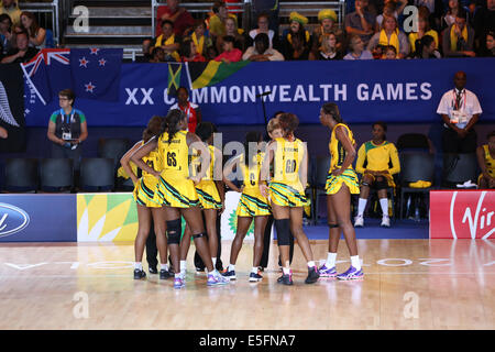 SECC, Glasgow, Schottland, Großbritannien, Mittwoch, Juli 2014. Jamaika während einer Pause in einer Gruppe EIN Vorläufiges Netball-Spiel bei den Commonwealth Games in Glasgow 2014 Stockfoto